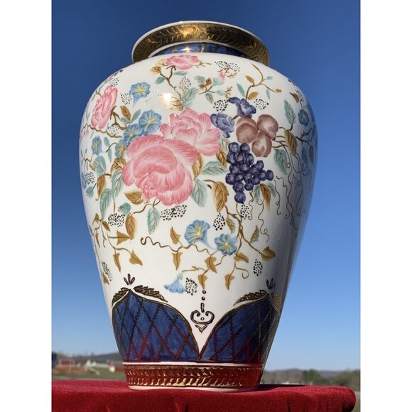 Gorgeous Chinese Famille Rose Porcelain 10.25" Vase Hand Painted Gold Gilt Video - Picture 5 of 7
